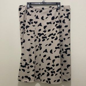 Women’s New York and Company skirt taupe with black print. Size 18